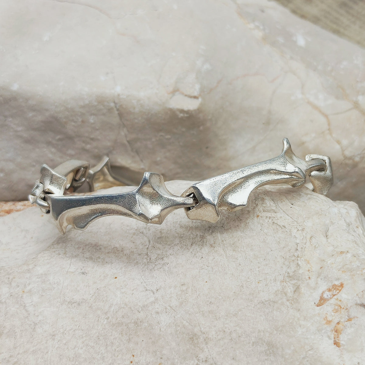 Vintage Lapponia Spica-armband in sterling zilver uit 1990, ontworpen door Björn Weckström, met gebogen organische schakels en geïntegreerde sluiting.