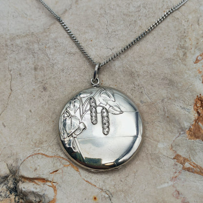 Antiek Art Nouveau-medaillon in 800 zilver met een hazelaartak, bladeren en hangende katjes aan een zilveren ketting.