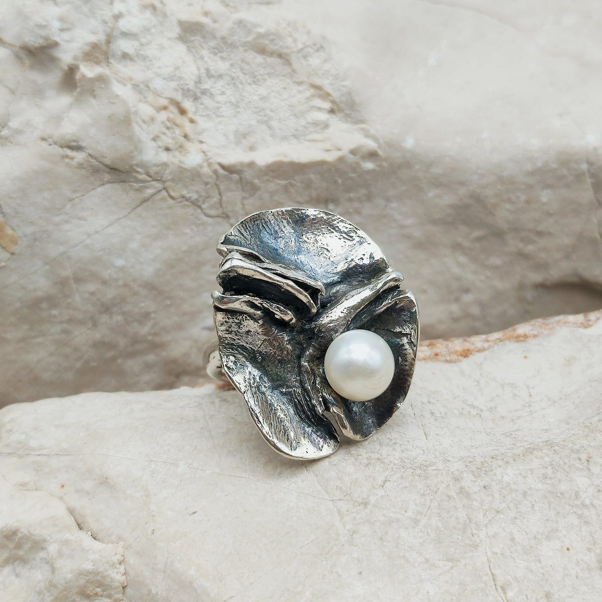 Brutalistische sterling zilveren ring van Mies De Wilde met organisch reliëf, geoxideerde details en witte gekweekte parel.