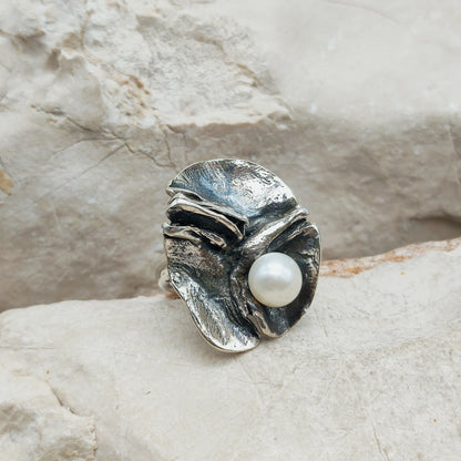 Brutalistische sterling zilveren ring van Mies De Wilde met organisch reliëf, geoxideerde details en witte gekweekte parel.