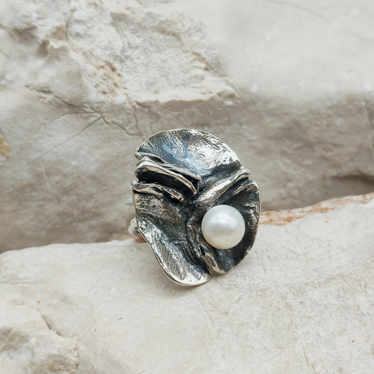 Brutalistische sterling zilveren ring van Mies De Wilde met organisch reliëf, geoxideerde details en witte gekweekte parel.