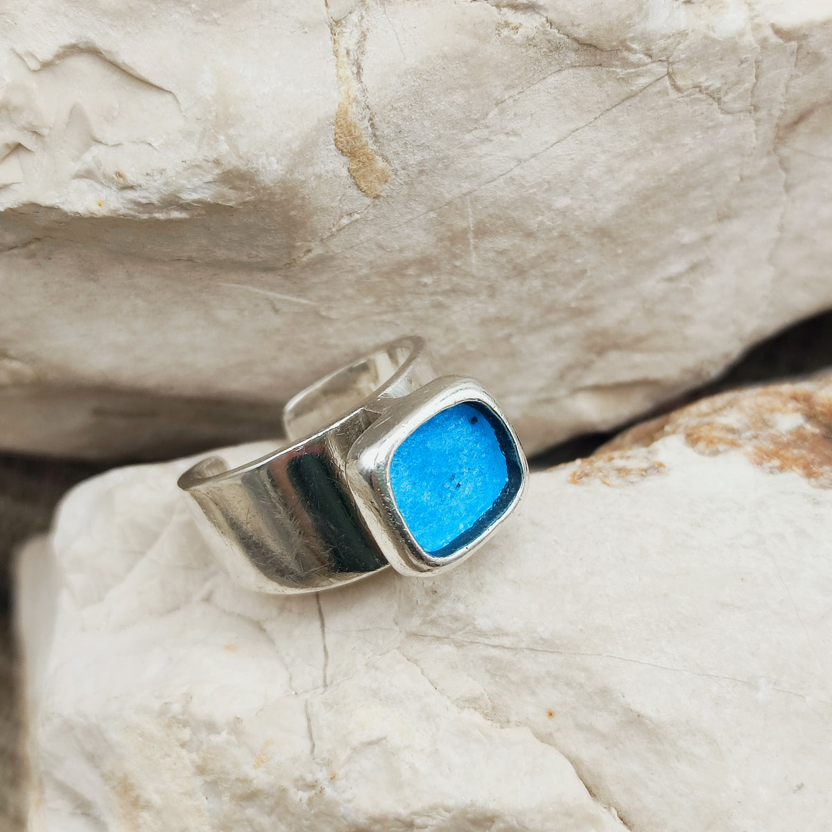 Vintage open ring van Mies De Wilde in sterling zilver met een verhoogd vierkant vlak van turquoiseblauw email.