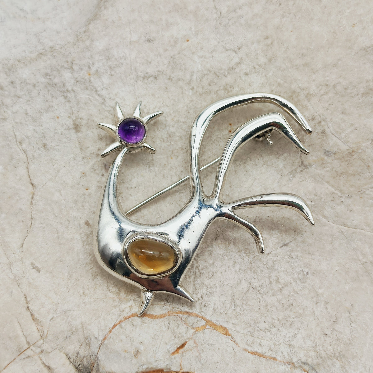 Vintage sterling zilveren haanbroche van Mies De Wilde met cabochon geslepen amethist en organisch gevormde citrien.