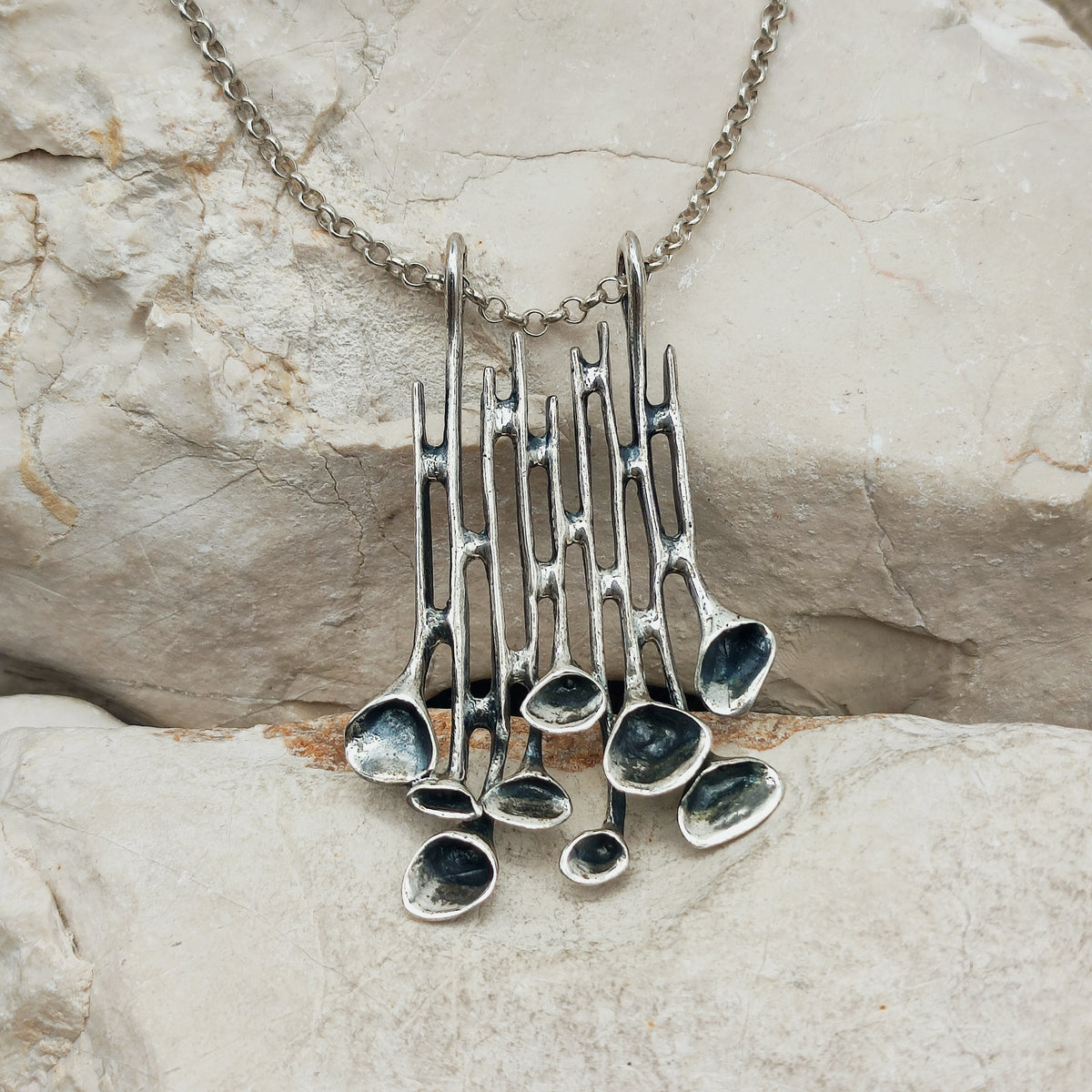 Vintage zilveren rendiermoshanger van Hannu Ikonen voor Valo-Koru, met langgerekt open ontwerp en een lange jasseronketting.