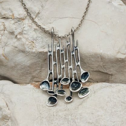 Vintage zilveren rendiermoshanger van Hannu Ikonen voor Valo-Koru, met langgerekt open ontwerp en een lange jasseronketting.