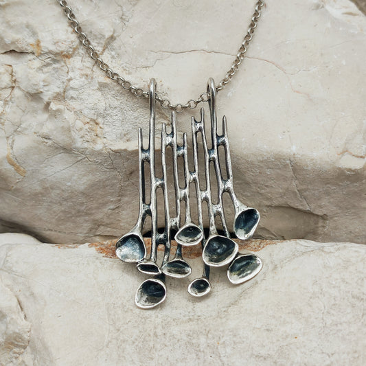 Vintage zilveren rendiermoshanger van Hannu Ikonen voor Valo-Koru, met langgerekt open ontwerp en een lange jasseronketting.
