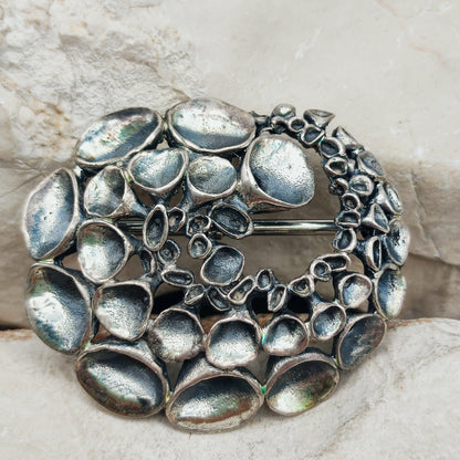 Grote vintage sterlingzilveren rendiermosbroche van Hannu Ikonen voor Valo-Koru Oy, met losse brocheconverter om haar ook als hanger te dragen.