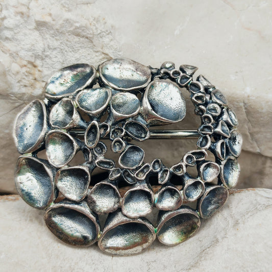Grote vintage sterlingzilveren rendiermosbroche van Hannu Ikonen voor Valo-Koru Oy, met losse brocheconverter om haar ook als hanger te dragen.