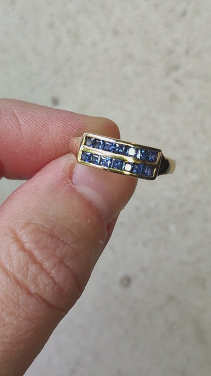 Vintage Carré Sapphire Ring in 18 Carat Gold
