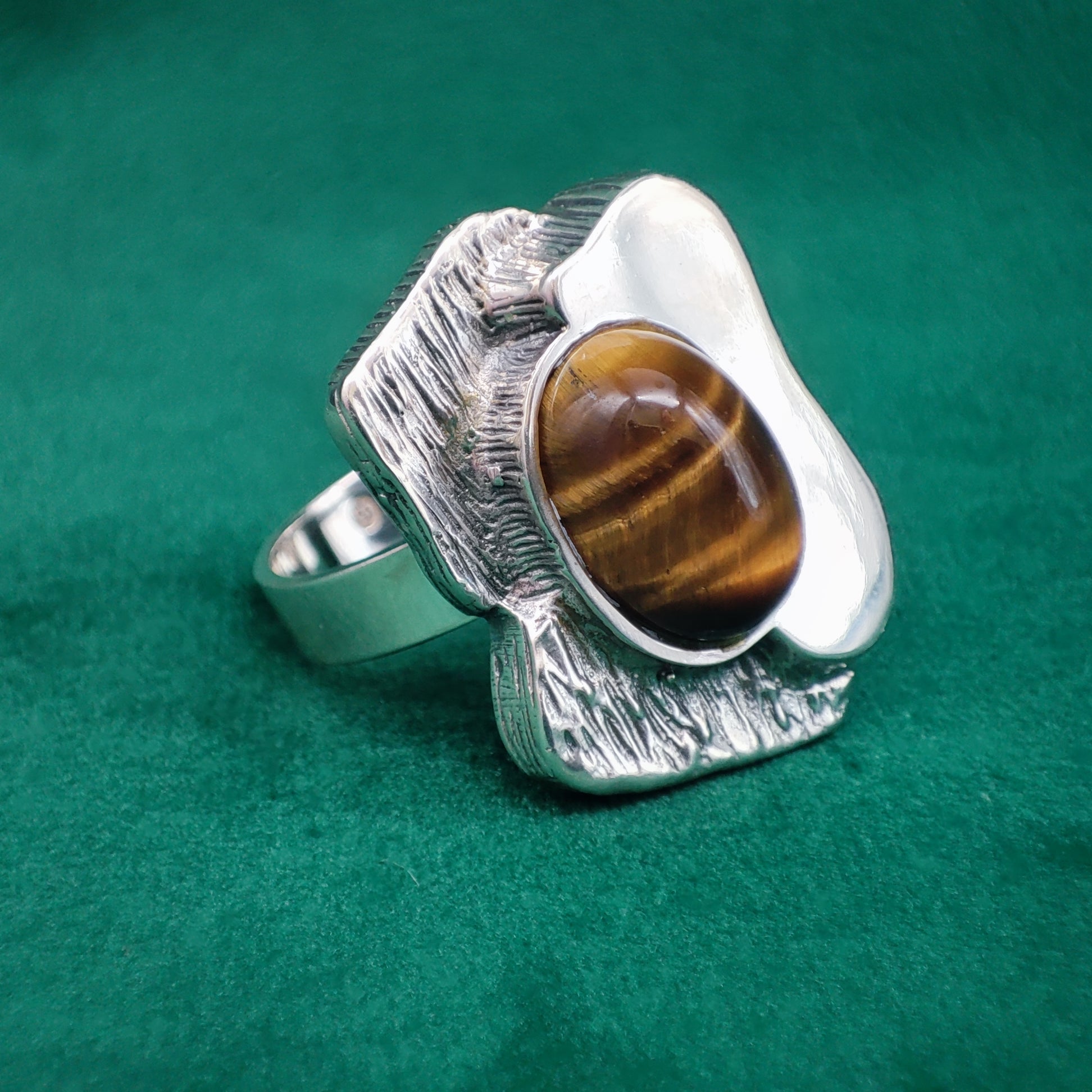 Modernistische zilveren statement ring met cabochon geslepen tijgeroog.