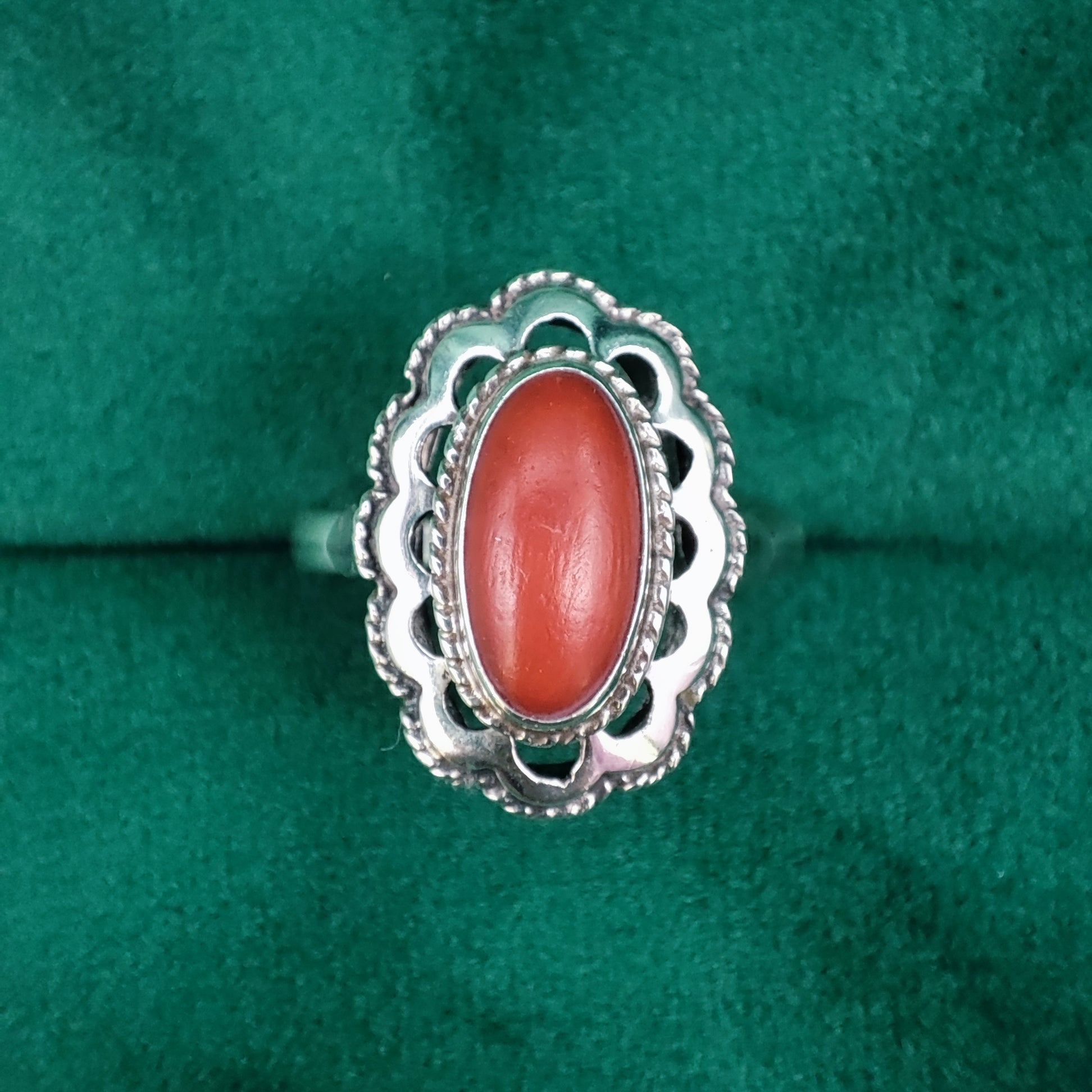 Nederlandse ring met een cabochon geslepen bloedkoraal