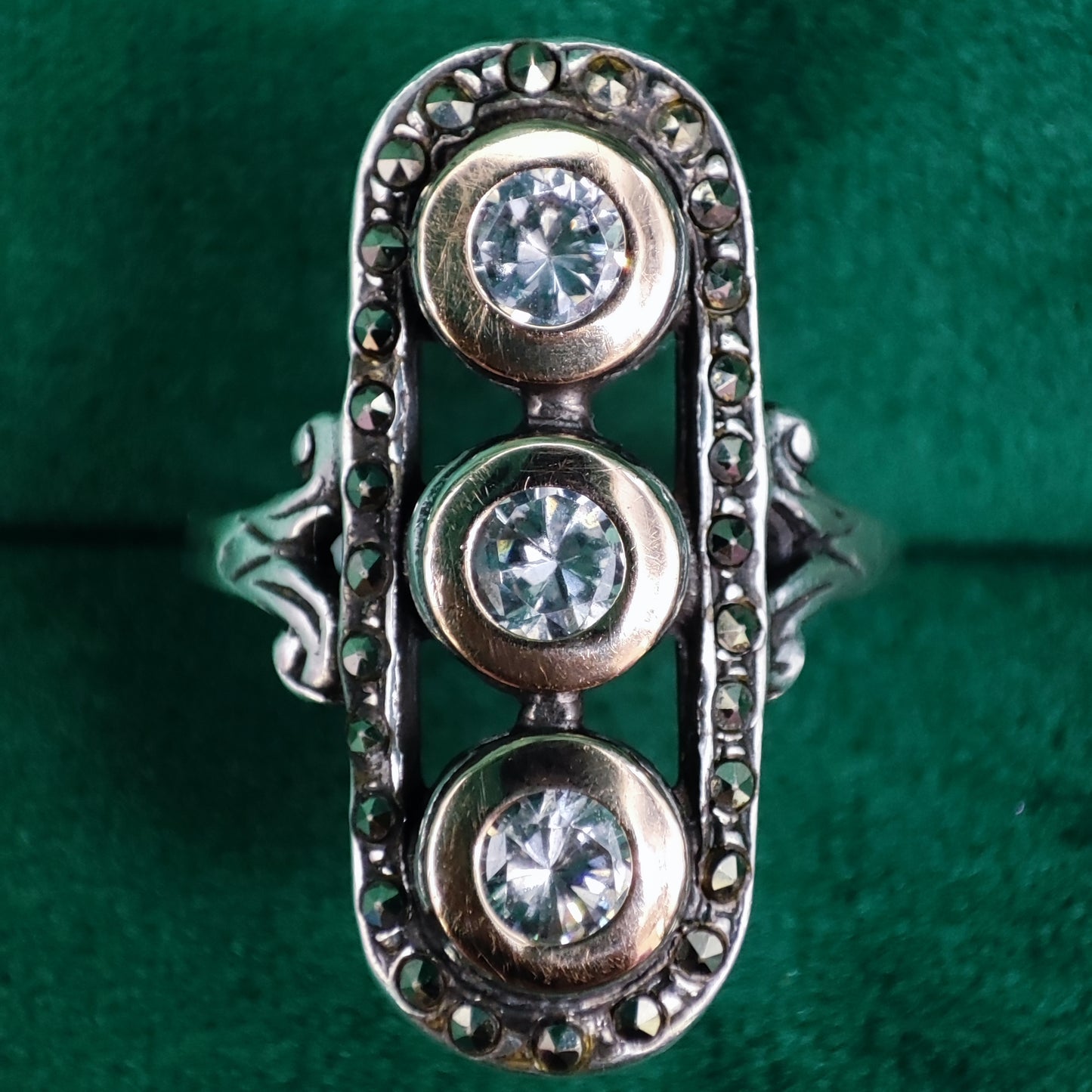 Art Deco geïnspireerde ring met zirkonen en markasieten.
